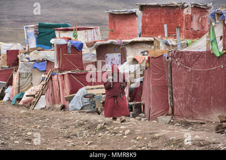 Il Tibetano nun e baraccopoli sul monastero isola di Yarchen Gar, Sichuan, in Cina Foto Stock