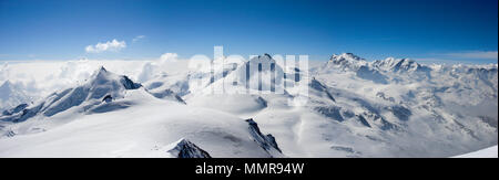 Panorama del paesaggio di montagna delle Alpi svizzere nei pressi di Zermatt in una bella giornata nel tardo inverno sotto un cielo blu Foto Stock