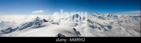 Panorama del paesaggio di montagna delle Alpi svizzere nei pressi di Zermatt in una bella giornata nel tardo inverno sotto un cielo blu Foto Stock