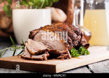 Arrosto di spalla di maiale su un tagliere Foto Stock