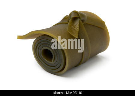 Rotolo di kombu giapponese imbevuti alghe isolati su sfondo bianco close up Foto Stock