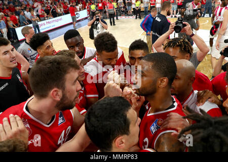 Bamberg, Germania. Il 12 maggio 2018. 12 maggio 2018, Germania Bamberg: Basket, Bundesliga, Brose Bamberg vs cestini di Telekom Bonn. Bamberg i giocatori di celebrare la loro vittoria. Credito: Daniel Karmann/dpa/Alamy Live News Foto Stock