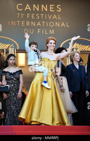 Cannes, Francia. Il 12 maggio 2018. Direttore francese Eva Husson (anteriore) pone sul tappeto rosso durante la premiere del film 'Ragazze del Sole" al 71esimo Festival Internazionale del Cinema di Cannes a Cannes, Francia, il 12 maggio 2018. La settantunesima Festival Internazionale del Cinema di Cannes è qui tenuto dal 8 Maggio al 19 maggio. Credito: Chen Yichen/Xinhua/Alamy Live News Foto Stock