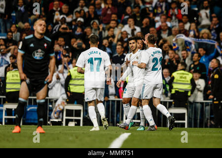 Santiago Bernabeu, Madrid, Spagna. Il 12 maggio 2018. La Liga Calcio, Real Madrid versus Celta Vigo; Marco Asensio (Real Madrid) celebra il suo obiettivo che ha reso 5-0 Credito: Azione Sport Plus/Alamy Live News Foto Stock