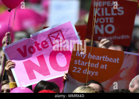 Dublino, Irlanda. 13/5/2018. Movimento per la vita di "stand up per la vita' rally per la conservazione dell'Ottavo emendamento nel prossimo referendum sulla legge sull aborto, che avrà luogo il prossimo 25 maggio. Foto: ASWphoto Credito: ASWphoto/Alamy Live News Foto Stock