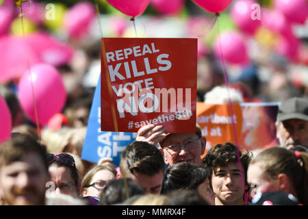 Dublino, Irlanda. 13/5/2018. Movimento per la vita di "stand up per la vita' rally per la conservazione dell'Ottavo emendamento nel prossimo referendum sulla legge sull aborto, che avrà luogo il prossimo 25 maggio. Foto: ASWphoto Credito: ASWphoto/Alamy Live News Foto Stock