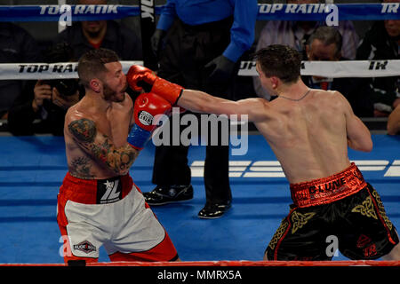 New York, New York, Stati Uniti d'America. Il 12 maggio 2018. IBON LARRINAGA (bianco e rosso trunk) e Michael CONLAN battaglia in un peso piuma bout al Madison Square Garden di New York, New York. Credito: Joel Plummer/ZUMA filo/Alamy Live News Foto Stock