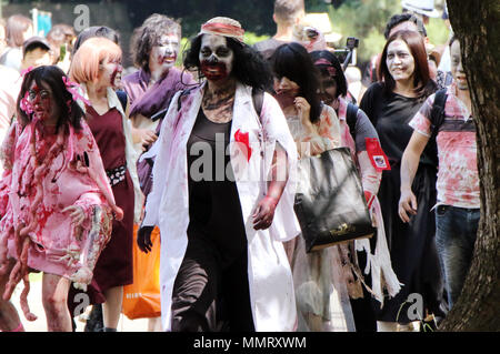 Tokyo, Giappone. Il 12 maggio 2018. I partecipanti prendono parte a una 'zombie walk' a Tokyo's Yoyogi Park sabato, 12 maggio 2018. Zombie maniacs accorsi al parco per un raduno annuale, vestirsi in costumi insanguinata con grizzly gore trucco. Credito: Yoshio Tsunoda/AFLO/Alamy Live News Foto Stock