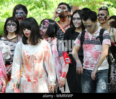 Tokyo, Giappone. Il 12 maggio 2018. I partecipanti prendono parte a una 'zombie walk' a Tokyo's Yoyogi Park sabato, 12 maggio 2018. Zombie maniacs accorsi al parco per un raduno annuale, vestirsi in costumi insanguinata con grizzly gore trucco. Credito: Yoshio Tsunoda/AFLO/Alamy Live News Foto Stock