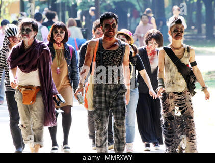 Tokyo, Giappone. Il 12 maggio 2018. I partecipanti prendono parte a una 'zombie walk' a Tokyo's Yoyogi Park sabato, 12 maggio 2018. Zombie maniacs accorsi al parco per un raduno annuale, vestirsi in costumi insanguinata con grizzly gore trucco. Credito: Yoshio Tsunoda/AFLO/Alamy Live News Foto Stock