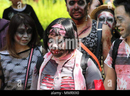 Tokyo, Giappone. Il 12 maggio 2018. I partecipanti prendono parte a una 'zombie walk' a Tokyo's Yoyogi Park sabato, 12 maggio 2018. Zombie maniacs accorsi al parco per un raduno annuale, vestirsi in costumi insanguinata con grizzly gore trucco. Credito: Yoshio Tsunoda/AFLO/Alamy Live News Foto Stock