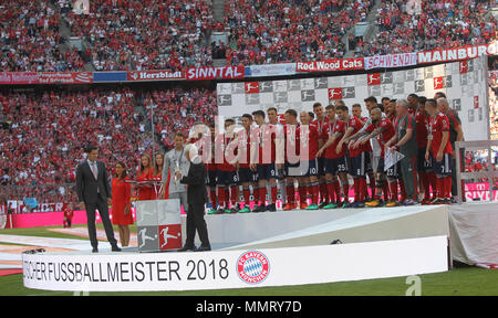 Monaco di Baviera, Germania. Il 12 maggio 2018. Il Bayern Monaco di Baviera i membri di celebrare durante la cerimonia di premiazione dopo la Bundesliga tedesca match tra Bayern Monaco e VfB Stuttgart, a Monaco di Baviera, Germania, il 12 maggio 2018. Credito: Philippe Ruiz/Xinhua/Alamy Live News Foto Stock