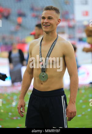 Monaco di Baviera, Germania. Il 12 maggio 2018. Il Bayern Monaco di Baviera Joshua Kimmich celebra durante la cerimonia di premiazione dopo la Bundesliga tedesca match tra Bayern Monaco e VfB Stuttgart, a Monaco di Baviera, Germania, il 12 maggio 2018. Credito: Philippe Ruiz/Xinhua/Alamy Live News Foto Stock