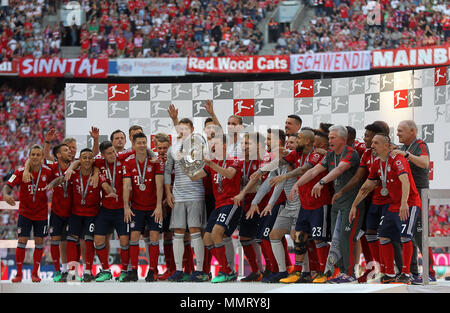 Monaco di Baviera, Germania. Il 12 maggio 2018. Il Bayern Monaco di Baviera i membri di celebrare durante la cerimonia di premiazione dopo la Bundesliga tedesca match tra Bayern Monaco e VfB Stuttgart, a Monaco di Baviera, Germania, il 12 maggio 2018. Credito: Philippe Ruiz/Xinhua/Alamy Live News Foto Stock