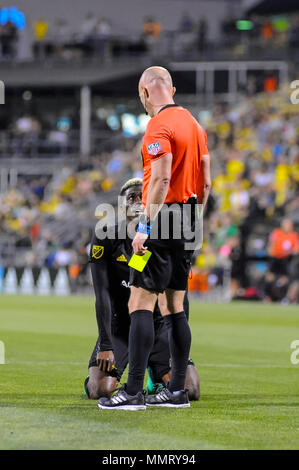 Sabato, 12 Maggio 2018: Columbus Crew SC inoltra Gyasi Zerdes (11) riceve un cartellino giallo nella seconda metà della partita tra Chicago Fire e Columbus Crew SC a MAPFRE Stadium, in Columbus OH. Obbligatorio Photo credit: Dorn Byg/Cal Sport Media. Columbus Crew SC 3 - Chicago Fire 0 Credito: Cal Sport Media/Alamy Live News Foto Stock