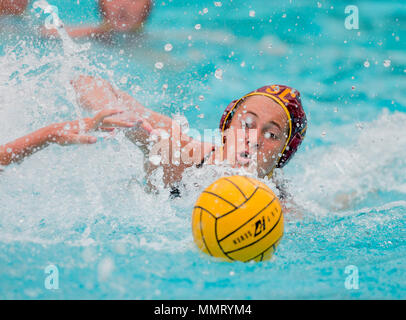 Los Angeles, CA, Stati Uniti d'America. Il 12 maggio 2018. USC driver (11) Brianna Daboub va dopo una sfera allentati durante il gioco tra l'USC Trojans vs la UCLA Bruins nelle semifinali delle donne del NCAA pallanuoto campionati a Uytengsu Aquatics Centre di Los Angeles, California. USC sconfitto UCLA 10-6.(Credito: Juan Lainez/MarinMedia/Cal Sport Media) Credito: csm/Alamy Live News Foto Stock