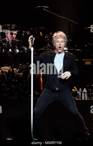 Toronto, Canada. Il 12 maggio 2018. Jon Bon Jovi e il batterista Tico Torres eseguire presso il Air Canada Centre di Toronto. Credito: Bobby Singh/Alamy Live News. Foto Stock