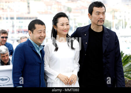 Jia Zhangke, Tao Zhao e ventola Liao al " cenere è bianco purissimo / Jiang hu er nv" photocall durante la settantunesima Cannes Film Festival presso il Palais des Festivals il 12 maggio 2018 a Cannes, Francia Foto Stock