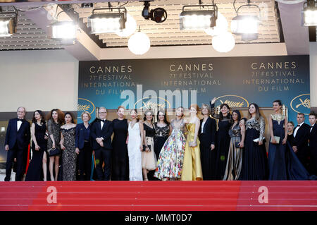 Cannes, Francia. Il 12 maggio 2018. Direttore Eva Husson e il suo 'Ragazze del Sole' cast frequentando il 'Ragazze del sole / Les Filles du soleil' premiere durante la settantunesima Cannes Film Festival presso il Palais des Festivals il 12 maggio 2018 a Cannes, Francia Credito: Geisler-Fotopress/Alamy Live News Foto Stock