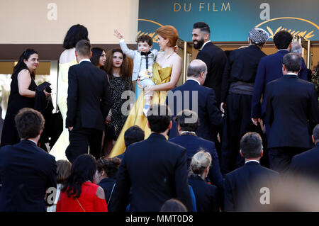 Cannes, Francia. Il 12 maggio 2018. Direttore Eva Husson e il suo 'Ragazze del Sole' cast frequentando il 'Ragazze del sole / Les Filles du soleil' premiere durante la settantunesima Cannes Film Festival presso il Palais des Festivals il 12 maggio 2018 a Cannes, Francia Credito: Geisler-Fotopress/Alamy Live News Foto Stock