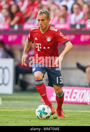 Monaco di Baviera, Germania. Il 12 maggio 2018. FC Bayern Munich Soccer, Monaco, 12 maggio 2018 RAFINHA (FCB 13) aziona la pallina, azione, full-size, nuova maglia 2018/2019 campionati tedeschi vincente cerimonia di celebrazione FC Bayern Monaco - VFB STOCCARDA 1-4 1.della Lega calcio tedesca , Monaco di Baviera, 12 maggio 2018, STAGIONE 2017/2018 © Peter Schatz / Alamy Live News Credito: Peter Schatz/Alamy Live News Foto Stock