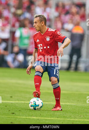 Monaco di Baviera, Germania. Il 12 maggio 2018. FC Bayern Munich Soccer, Monaco, 12 maggio 2018 RAFINHA (FCB 13) aziona la pallina, azione, full-size, nuova maglia 2018/2019 campionati tedeschi vincente cerimonia di celebrazione FC Bayern Monaco - VFB STOCCARDA 1-4 1.della Lega calcio tedesca , Monaco di Baviera, 12 maggio 2018, STAGIONE 2017/2018 © Peter Schatz / Alamy Live News Credito: Peter Schatz/Alamy Live News Foto Stock