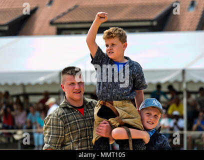 Anières, Ginevra, Svizzera. 12 maggio 2015. Il vincitore in bambini categoria sulle spalle dei suoi amici, XIX svizzero festival di wrestling del Cantone di Ginevra, Anières, Ginevra, Svizzera. Credito: GFC raccolta/Alamy Live News Foto Stock