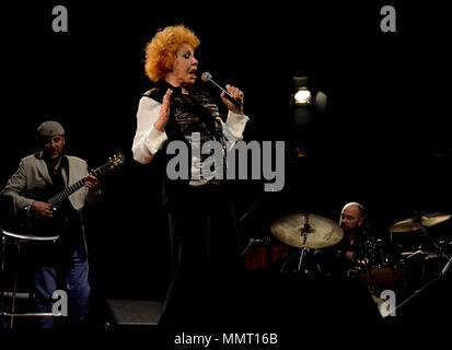 Napoli, Italia. Il 12 maggio 2018. Ornella Vanoni è uno dei più accreditati cantanti pop d'Italia, ha eseguito live al Teatro Augusteo per il suo tour de 'La mia storia". Credito: Mariano Montella/Alamy Live News Foto Stock
