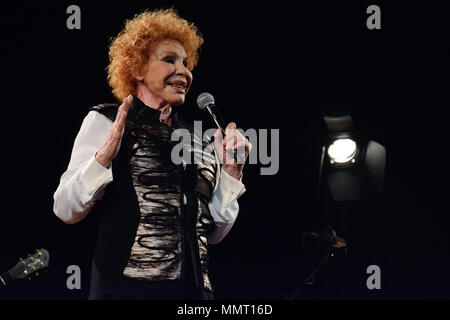 Napoli, Italia. Il 12 maggio 2018. Ornella Vanoni è uno dei più accreditati cantanti pop d'Italia, ha eseguito live al Teatro Augusteo per il suo tour de 'La mia storia". Credito: Mariano Montella/Alamy Live News Foto Stock