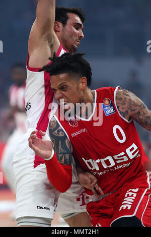 Bamberg, Germania. Il 12 maggio 2018. 12 maggio 2018, Germania Bamberg: Basket, Bundesliga, Brose Bamberg vs cestini di Telekom Bonn. Bamberg è Daniel Hackett (r) e Bonn Anthony Dileo. Credito: Daniel Karmann/dpa/Alamy Live News Foto Stock