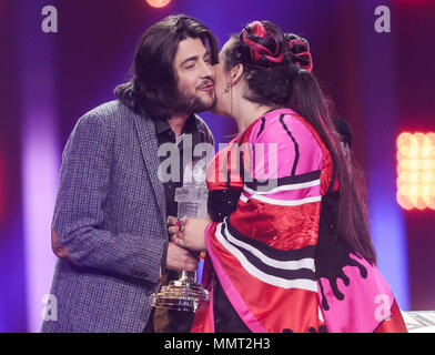 12 maggio 2018, Portogallo Lisbona: il vincitore dell'anno scorso Salvador Sobral si congratula con il vincitore di quest'anno è netta da Israele sulla sua vittoria alle finali di 63rd Eurovision Song Contest. Foto: Jörg Carstensen/dpa Foto Stock