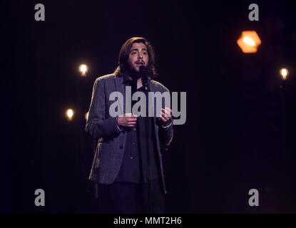 12 maggio 2018, Portogallo Lisbona: il vincitore dell'anno scorso Salvador Sobral esegue alle finali di 63rd Eurovision Song Contest. Foto: Jörg Carstensen/dpa Foto Stock