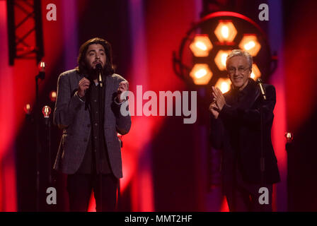 12 maggio 2018, Portogallo Lisbona: il vincitore dell'anno scorso Salvador Sobral (l) e cantante brasiliano Caetano Veloso eseguire alle finali di 63rd Eurovision Song Contest. Foto: Jörg Carstensen/dpa Foto Stock