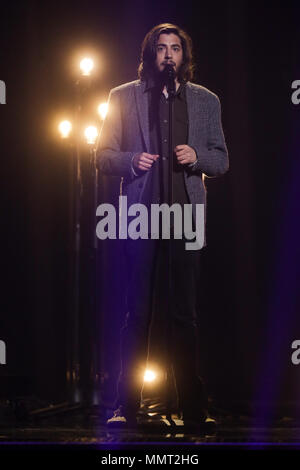 12 maggio 2018, Portogallo Lisbona: il vincitore dell'anno scorso Salvador Sobral esegue alle finali di 63rd Eurovision Song Contest. Foto: Jörg Carstensen/dpa Foto Stock