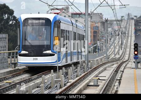 Pechino, Cina. Xx Settembre, 2015. Foto scattata il 7 settembre 20, 2015 rappresenta un treno che operano sul light rail in Etiopia ad Addis Abeba. Credito: Sun Ruibo/Xinhua/Alamy Live News Foto Stock