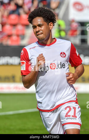 13 maggio 2018, Germania, Ingolstadt: Calcio, 2. Bundesliga, FC Ingolstadt 04 vs 1. FC Kaiserslautern su Audi Sportpark. Kaiserslautern è Phillip Mwene (l) punteggi di 0:1. Foto: Armin Weigel/dpa - AVVISO IMPORTANTE: a causa della Lega calcio tedesca·s (DFL) accrediti regolamenti, la pubblicazione e la ridistribuzione online e nei contenuti multimediali in linea è limitata durante la partita a quindici immagini per partita Foto Stock