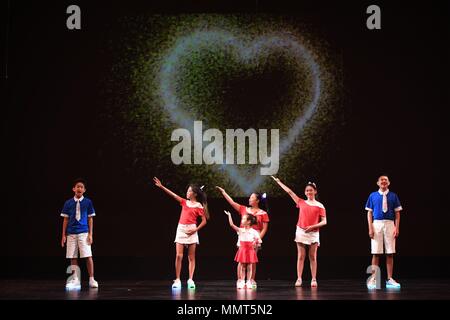 Santa Clara, Stati Uniti d'America. Il 12 maggio 2018. Bambini cantano canzoni durante una performance di beneficenza a Santa Clara, Stati Uniti, 12 maggio 2018. Un gala benefico per sollevare il fondo per gruppi di carità che forniscono aiuti per i bambini con cancro o esigenze speciali si è tenuto qui il sabato. Credito: Wu Xiaoling/Xinhua/Alamy Live News Foto Stock