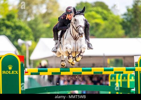 Windsor, Berkshire, Regno Unito. 13 Maggio, 2018. Windsor, Regno Unito. 13 Maggio, 2018. Windsor, Regno Unito. 13 Maggio, 2018. Il giorno 5. Royal Windsor Horse Show. Windsor. Berkshire. Regno Unito. Showjumping. Rolex Grand Prix. Emanuele Gaudiano in sella Caspar 232. ITA. 3 ° posto.13/05/2018. Credito: Sport In immagini/Alamy Live News Credito: Sport In immagini/Alamy Live News Credito: Sport In immagini/Alamy Live News Foto Stock