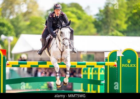 Windsor, Berkshire, Regno Unito. 13 Maggio, 2018. Windsor, Regno Unito. 13 Maggio, 2018. Windsor, Regno Unito. 13 Maggio, 2018. Il giorno 5. Royal Windsor Horse Show. Windsor. Berkshire. Regno Unito. Showjumping. Rolex Grand Prix. Emanuele Gaudiano in sella Caspar 232. ITA. 3 ° posto.13/05/2018. Credito: Sport In immagini/Alamy Live News Credito: Sport In immagini/Alamy Live News Credito: Sport In immagini/Alamy Live News Foto Stock