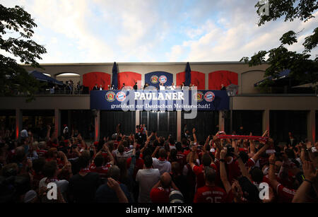 Dispensa - 12 maggio 2018, Germania, Monaco di Baviera: Arjen Robben (C), il giocatore del FC Bayern Monaco, celebra la vittoria del campionato insieme con i tifosi al Paulaner beer garden al Nockherberg. Prima però una sconfitta home inumidito la gioia per il ventottesimo titolo di campionato. Foto: Adam piuttosto/FCB/Getty Images /dpa - ATTENZIONE: Editoriale utilizzare solo e soltanto se il credito sopra menzionato è a cui si fa riferimento nel pieno credito: dpa picture alliance/Alamy Live News Foto Stock