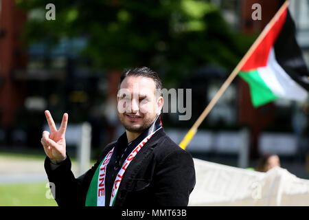 Manchester, Regno Unito. 13 Maggio, 2018. Un uomo dà il segno di pace al secondo giorno di ricordare la Nakba giorno che commemora lo spostamento dei palestinesi nel 1948, quando lo stato di Israele è stata fondata.Piccadilly Gardens, Manchester,13 Maggio, 2018 (C)Barbara Cook/Alamy Live News Credito: Barbara Cook/Alamy Live News Foto Stock