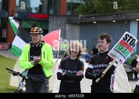 Manchester, Regno Unito. 13 Maggio, 2018. Pro attivisti palestinesi che percorrono il paese in bici la sensibilizzazione nei confronti della situazione dei palestinesi arrivano al secondo giorno di ricordare la Nakba giorno che commemora lo spostamento dei palestinesi nel 1948, quando lo stato di Israele è stata fondata.Piccadilly Gardens, Manchester,13 Maggio, 2018 (C)Barbara Cook/Alamy Live News Credito: Barbara Cook/Alamy Live News Foto Stock