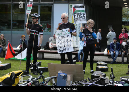 Manchester, Regno Unito. 13 Maggio, 2018. Pro attivisti palestinesi che percorrono il paese in bici la sensibilizzazione nei confronti della situazione dei palestinesi arrivano al secondo giorno di ricordare la Nakba giorno che commemora lo spostamento dei palestinesi nel 1948, quando lo stato di Israele è stata fondata.Piccadilly Gardens, Manchester,13 Maggio, 2018 (C)Barbara Cook/Alamy Live News Credito: Barbara Cook/Alamy Live News Foto Stock