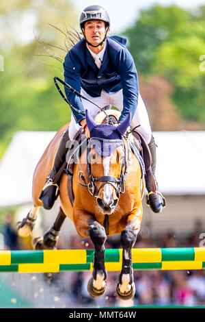 Windsor, Berkshire, Regno Unito. 13 Maggio, 2018. Windsor, Regno Unito. 13 Maggio, 2018. Il giorno 5. Royal Windsor Horse Show. Windsor. Berkshire. Regno Unito. Showjumping. Rolex Grand Prix. Steve Gaudet riding Bianca. SUI. 1 ° posto. vincitore. 13/05/2018.  Credito Elli Birch/Sportinpictures - NESSUN USO NON AUTORIZZATO - 07837 394578 Credito: Sport In immagini/Alamy Live News Credito: Sport In immagini/Alamy Live News Foto Stock