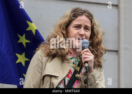 Westminster, Londra, 13 maggio 2018. Grace Campbell, comico, attivista e protagonista della serie televisiva femminista Riot Girls, figlia di Alastair Campbell, parla all'evento. La gente si raduna fuori Europa House, la base rappresentativa del Parlamento europeo a Londra, per un rally organizzato da 'Donne contro Brexita'. Credit: Imageplotter News and Sports/Alamy Live News Foto Stock