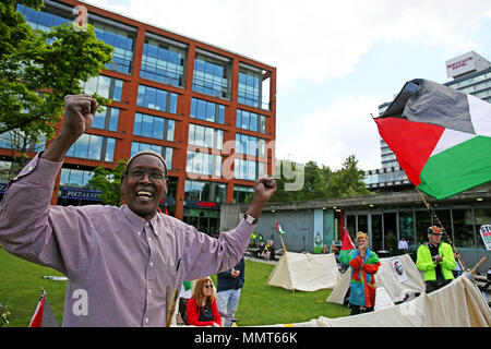 Manchester, Regno Unito. 13 Maggio, 2018. Al secondo giorno di ricordare la Nakba giorno che commemora lo spostamento dei palestinesi nel 1948, quando lo stato di Israele è stata fondata.Piccadilly Gardens, Manchester,13 Maggio, 2018 (C)Barbara Cook/Alamy Live News Credito: Barbara Cook/Alamy Live News Foto Stock