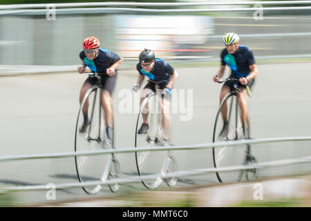 Londra, Regno Unito. 13 Maggio, 2018. Membri del Penny Farthing ciclismo club eseguire via racing a Herne Hill velodrome. Tom Leefe, Richard Thoday e Joff Summerfield gara i loro cicli. Credito: Guy Corbishley/Alamy Live News Foto Stock