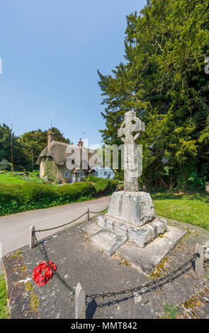 Prima mondiale di un memoriale di guerra e un tradizionale cottage con il tetto di paglia in stile locale, East Stratton, un piccolo villaggio vicino a Winchester in Hampshire, Inghilterra del sud Foto Stock