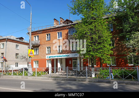 Skhodnya, Russia - 09 Maggio. 2018. poliambulatorio per bambini su Pervomayskaya street Foto Stock