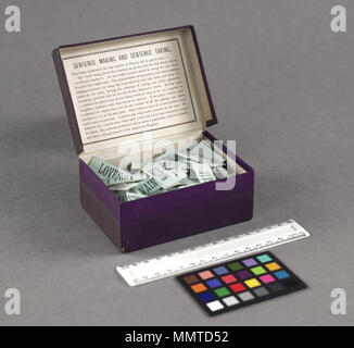 . Gioco intitolato frase che e la frase tenendo; scatola di parole per essere reso in frasi. Impronta di Johnson copia non può essere letto (etichetta incollata su nome); più interessante e divertente gioco di round per le feste di famiglia; immagine 2 frase che e la frase tenendo. 1896. E, I. [autore] Bodleian biblioteche, frase che e la frase tenendo Foto Stock